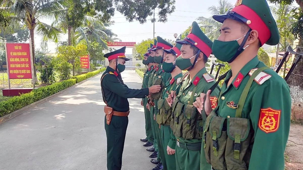 Hình ảnh chú bộ đội được chỉ huy chỉnh tề trang phục