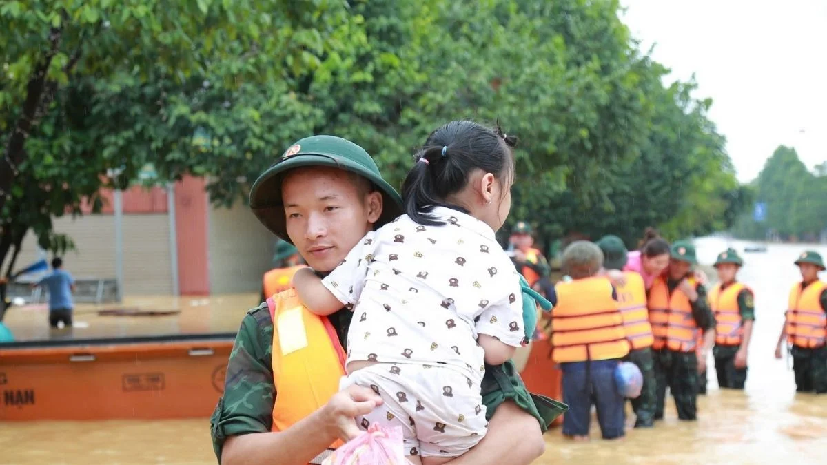 Hình ảnh chú bộ đội bế cháu gái cực ấm áp