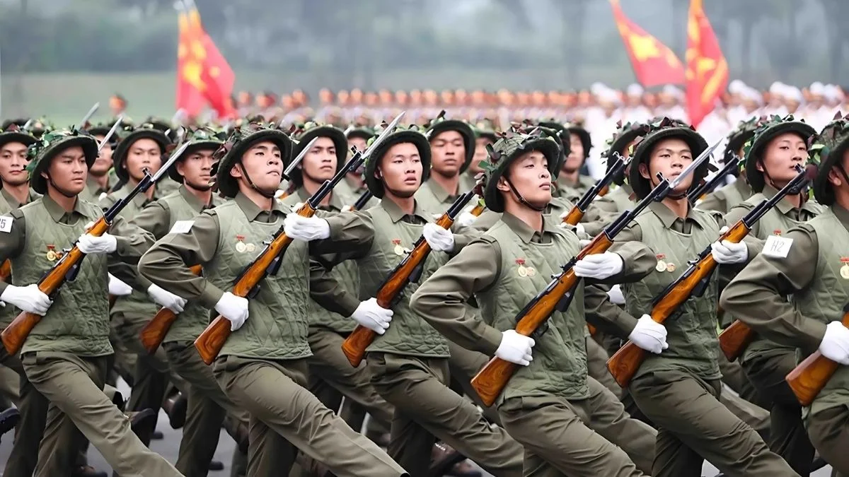 Hình ảnh chú bộ đội cầm súng duyệt binh