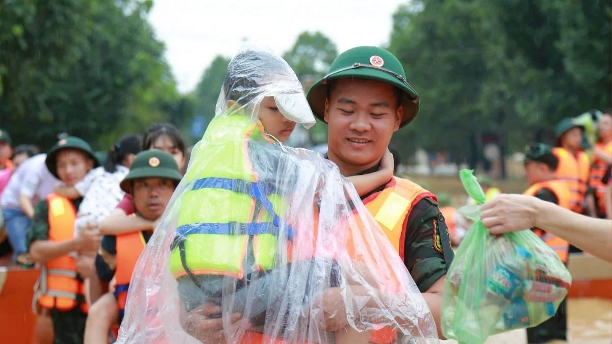 Hình ảnh chú bộ đội bế em bé cực ấn tượng