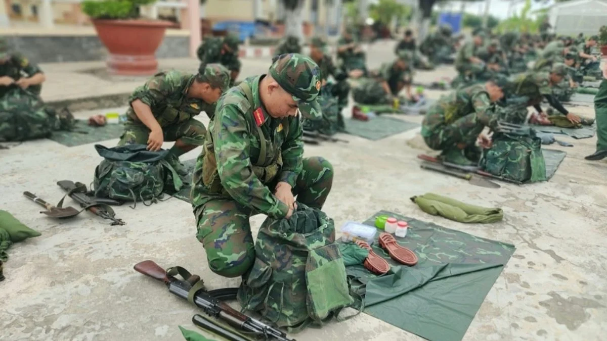 Hình ảnh chú bộ đội đang chuẩn bị đồ dùng