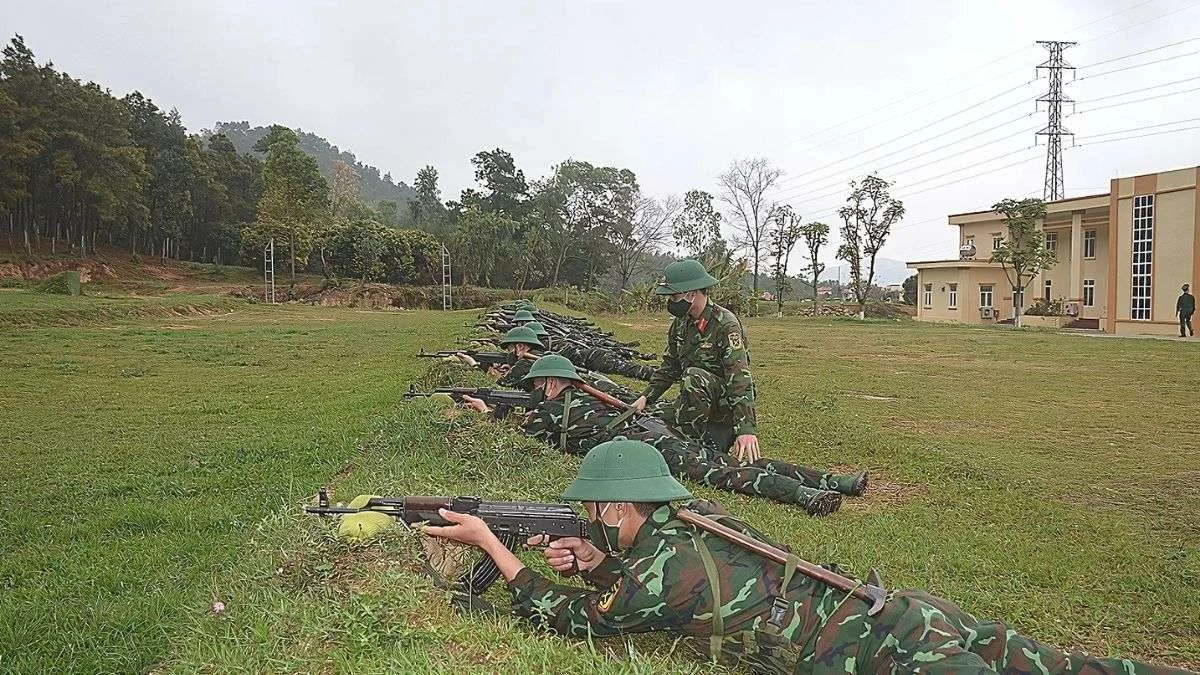 Hình ảnh chú bộ đội luyện tập khắc nghiệt