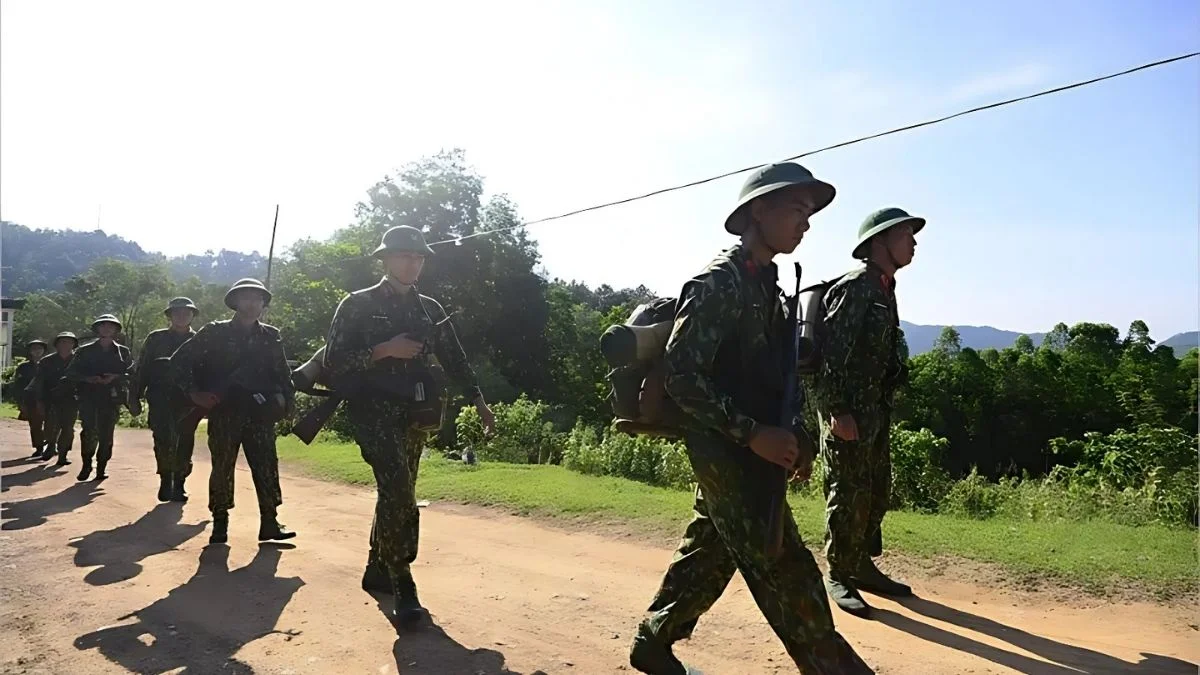 Hình ảnh chú bộ đội trên đường hành quân