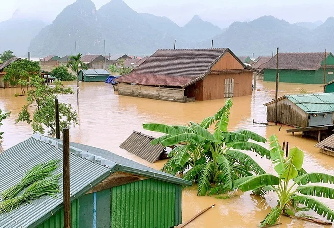 Nhà dân ngập sâu trong lũ lụt vùng núi, nước đục bao quanh mái tôn và cây cối