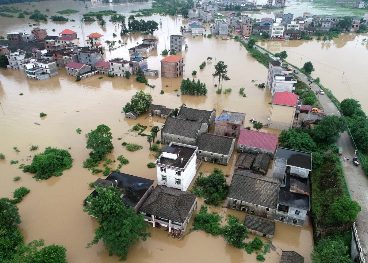 Toàn cảnh lũ lụt ngập làng mạc nhìn từ trên cao, nước lũ bao vây nhà cửa