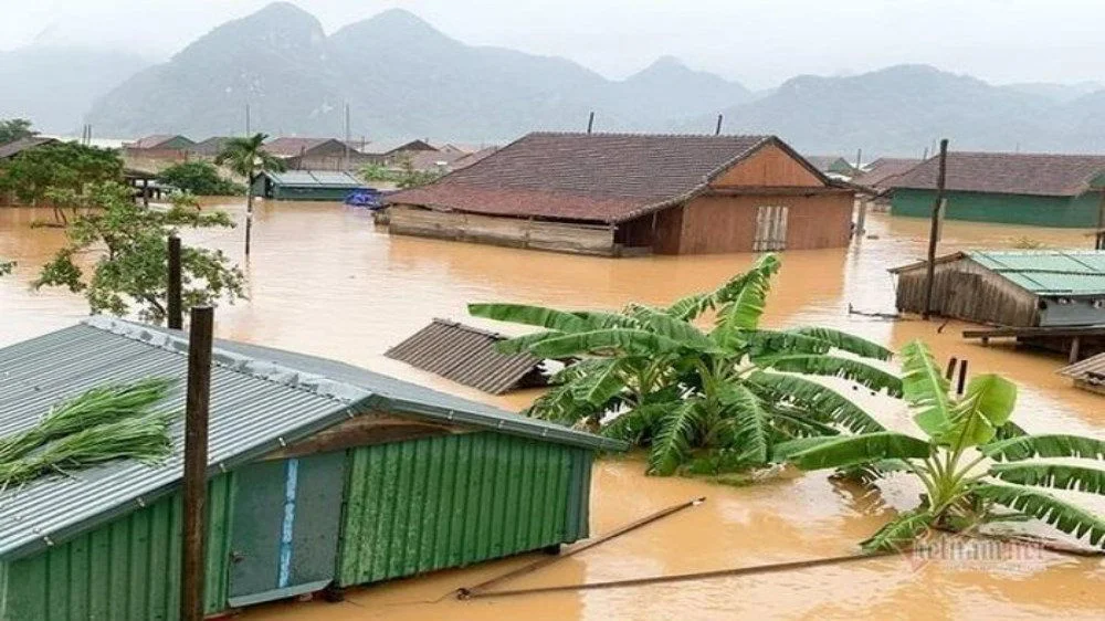 Mái nhà và cây cối ngập một phần trong hình ảnh lũ lụt