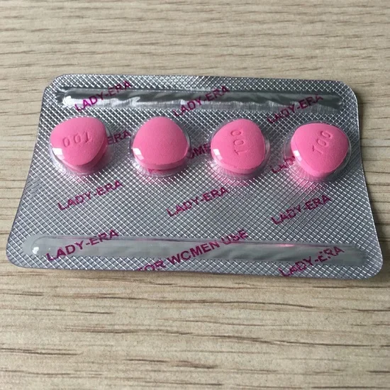 Cận cảnh vỉ thuốc kích dục nữ dạng viên Lady-Era màu hồng 4 viên trên mặt bàn gỗ