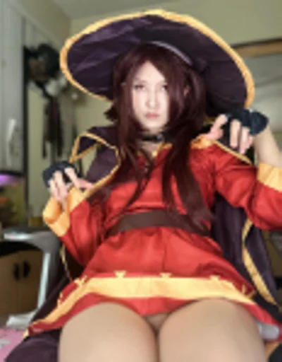 Cosplay anime Megumin ấn tượng trong trang phục phù thủy đỏ.