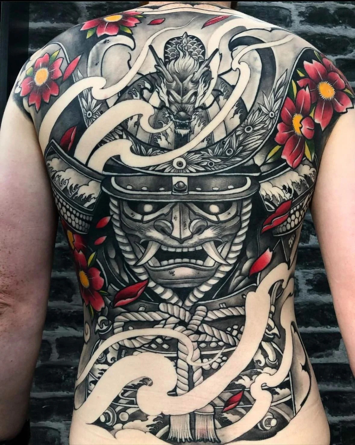 Tattoo Nhật kín lưng samurai và rồng