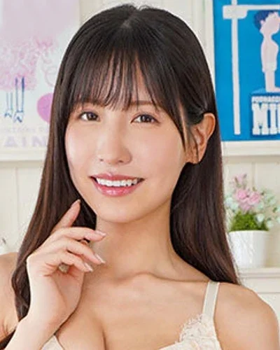 Cô gái trẻ Momo Sakura JAV cười tươi, tóc đen dài, trong phòng có trang trí tường.