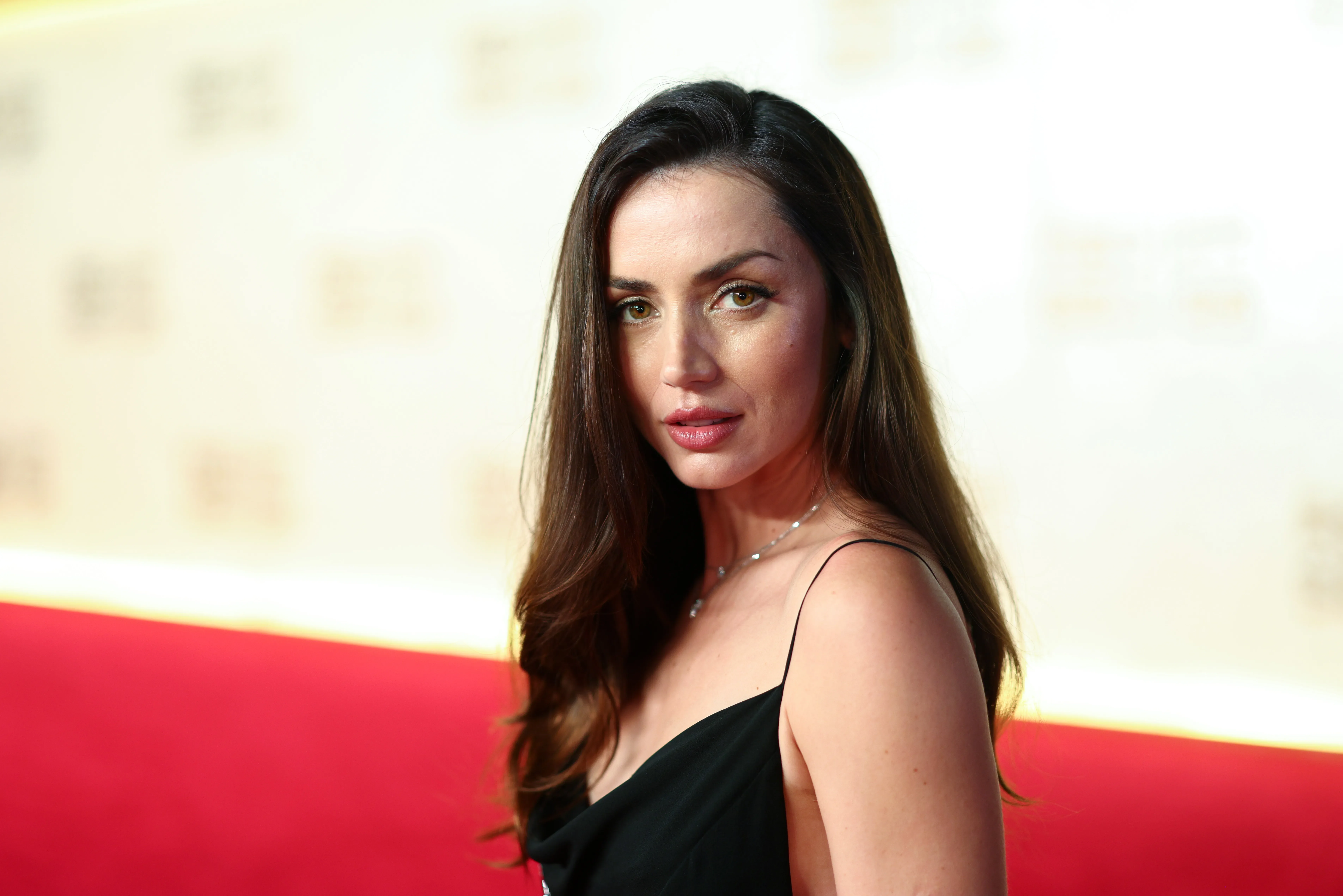 Ana de Armas diện váy đen tại sự kiện thảm đỏ