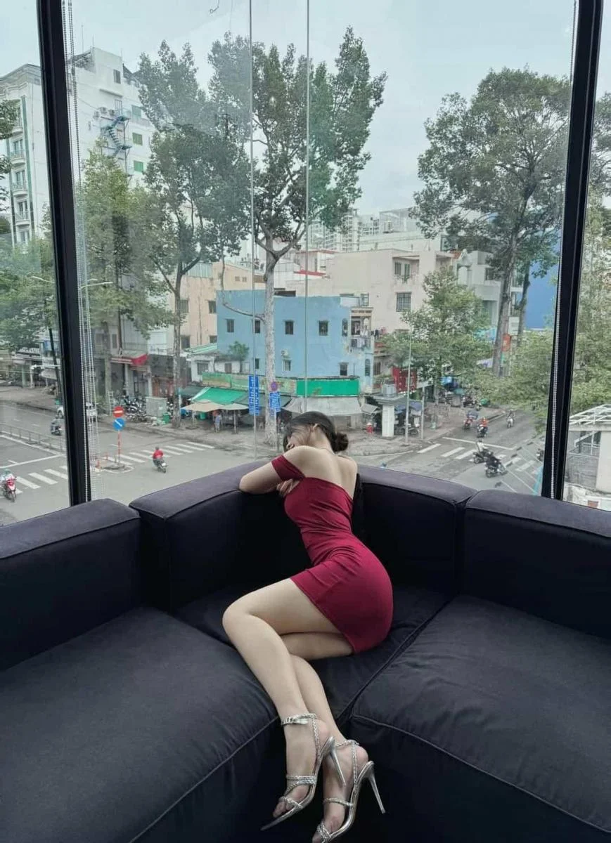 Gái xinh bar và gái xinh buồn trong thời trang đùi đậu