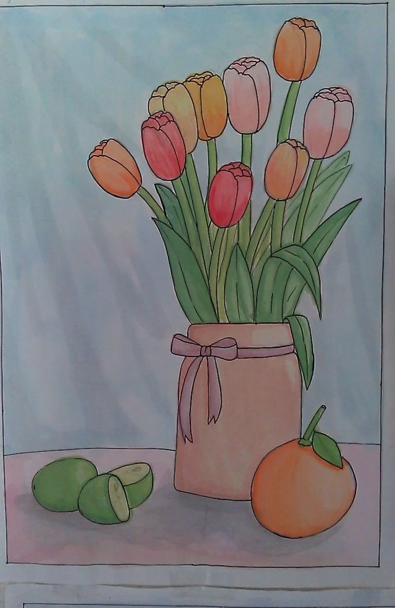 Tranh vẽ hoa tulip nhiều màu trong chậu hoa thắt nơ, đặt cạnh trái cây trên bàn