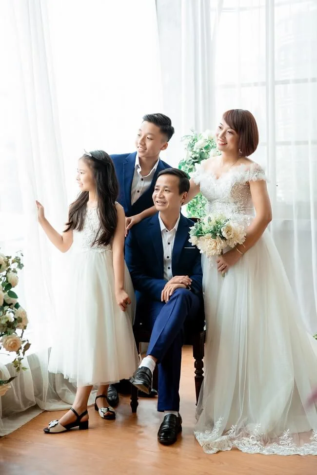 20+ Cách tạo dáng chụp ảnh gia đình 4 người siêu dễ, siêu đẹp (2)