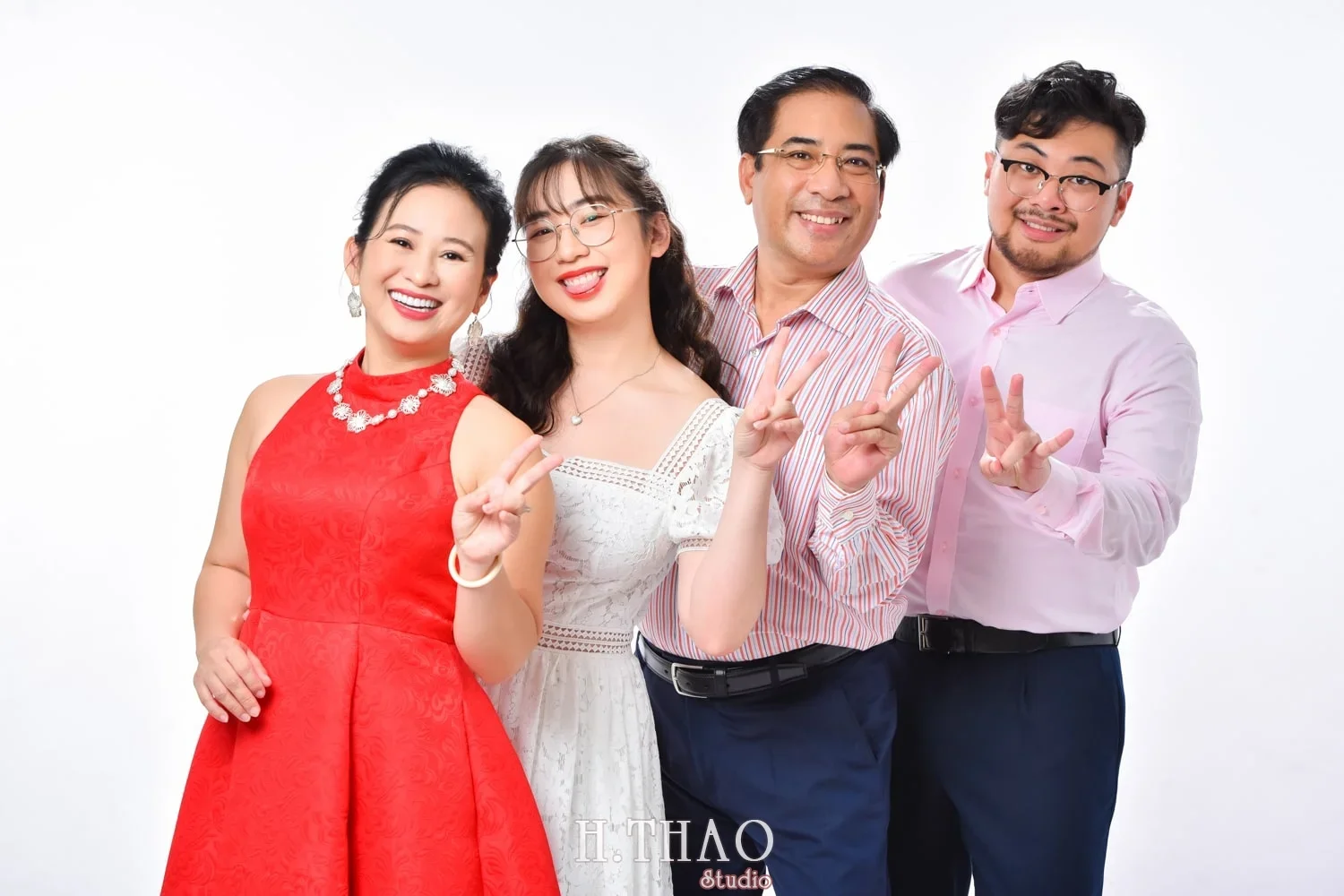 Chụp ảnh gia đình 4 người đẹp - HThao Studio tại Tp.HCM
