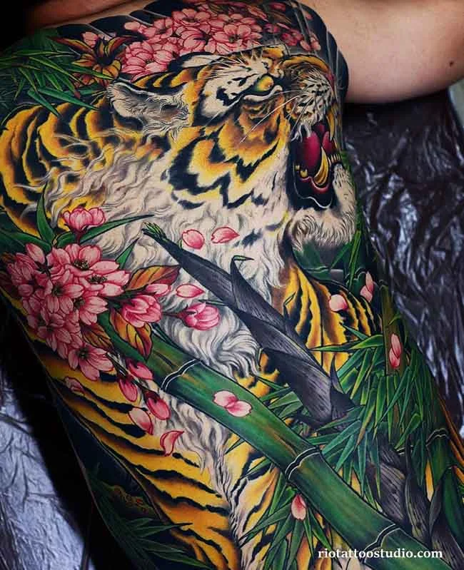 Bức Hình xăm full lưng đẹp cho nam Mãnh Hổ vờn hoa phong cách Châu Á uy dũng thực hiện tại Rio Tattoo Studio
