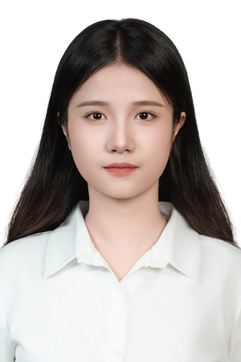Cô gái trẻ chụp hình thẻ với phông nền trắng chuyên nghiệp