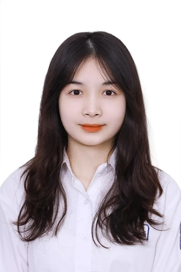 Cô gái trẻ chụp ảnh thẻ với phong cách chuyên nghiệp và chỉn chu.