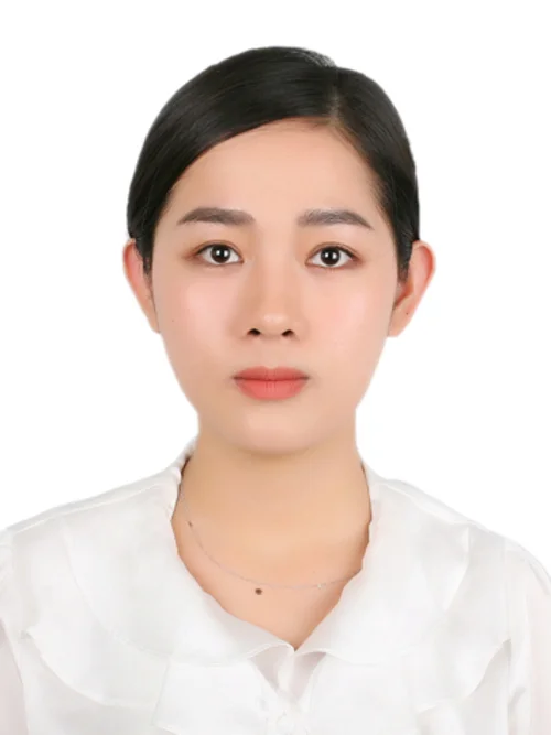 Cô gái chụp ảnh thẻ chuyên nghiệp với phông nền trắng.