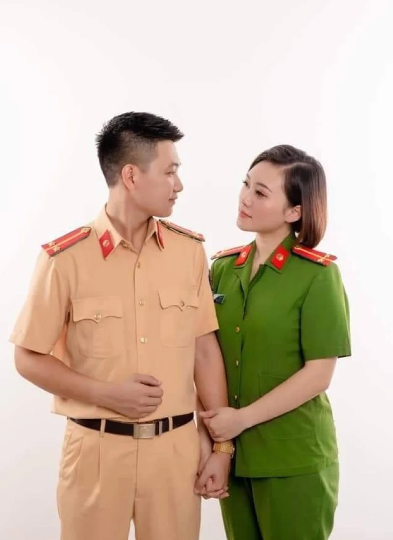Cặp đôi mặc quân phục công an nhân dân
