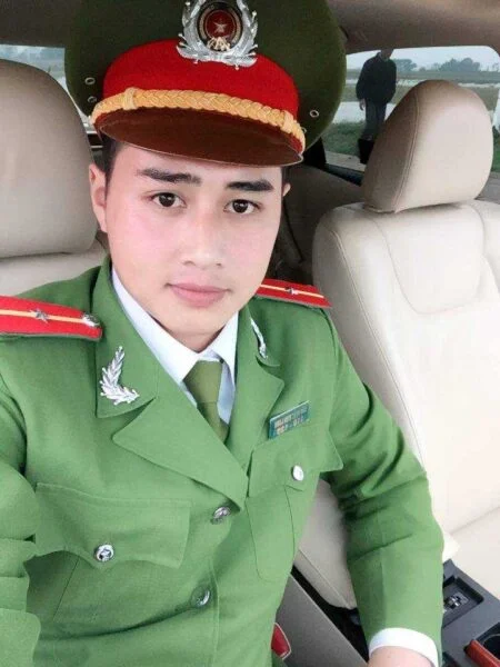 Chân dung chiến sĩ công an trẻ trong xe ô tô