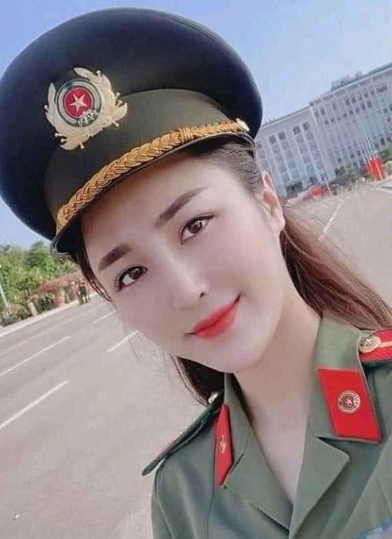 Nữ chiến sĩ công an nhân dân đội mũ kê-pi