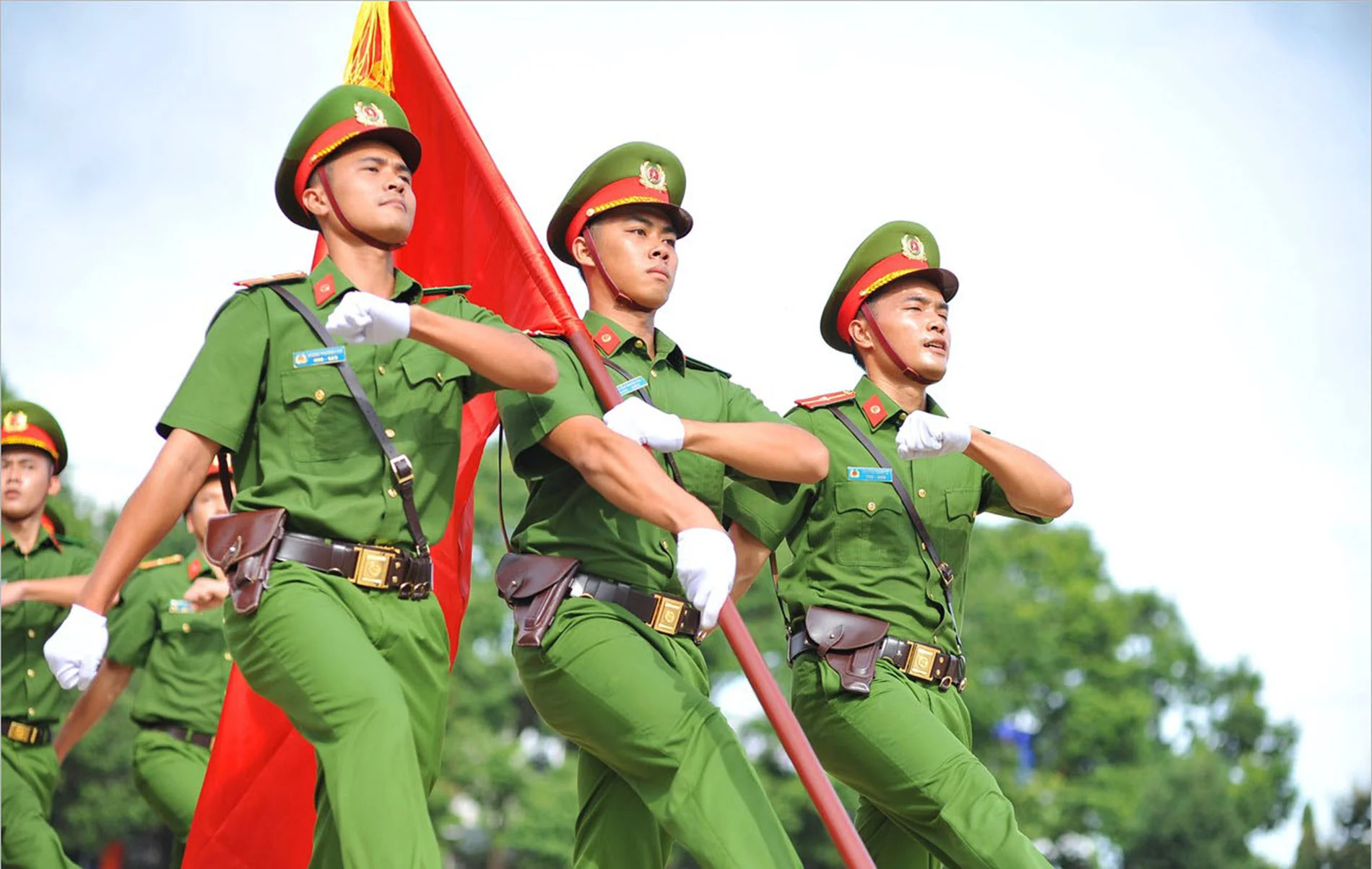 Ảnh công an nhân dân Việt Nam đang thực hiện nghi thức diễu binh trang trọng