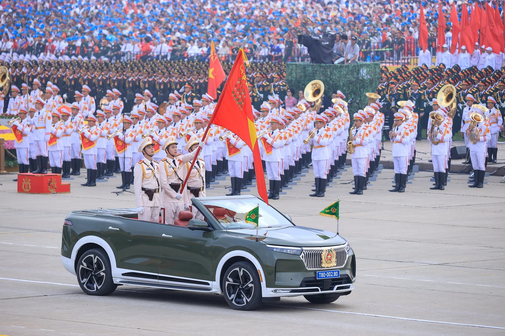 Xe chỉ huy chở lãnh đạo công an trong lễ diễu binh
