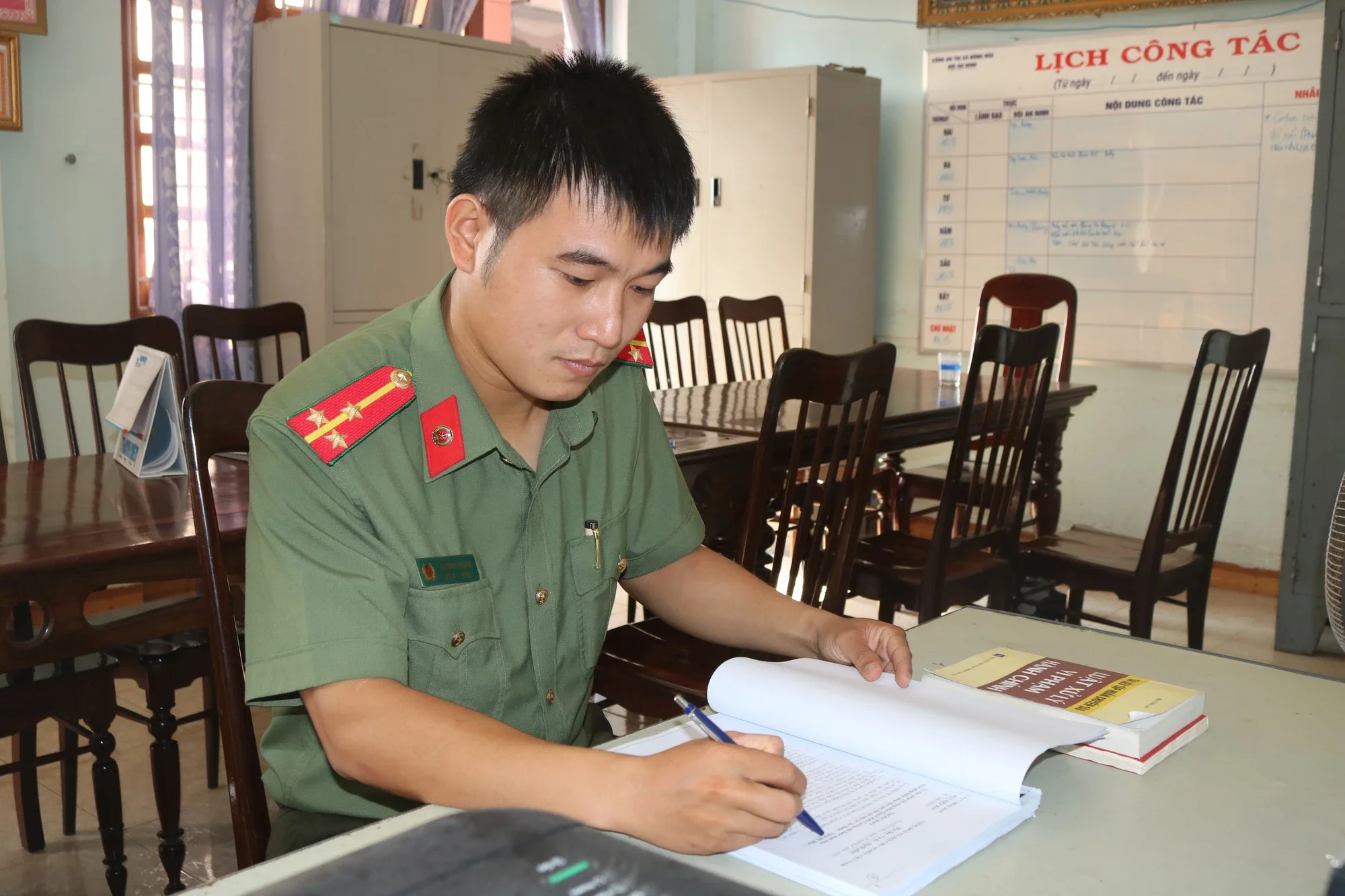 Thượng úy công an hết mình với công việc