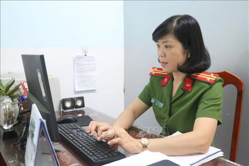Hình ảnh đẹp về người nữ cán bộ Công an
